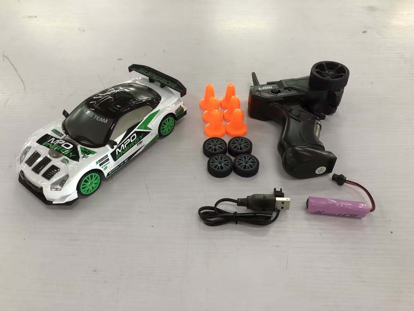 RC Drift Car 1:24 Scale - 2.4GHz 4WD Remote Control Racing Car with Lights